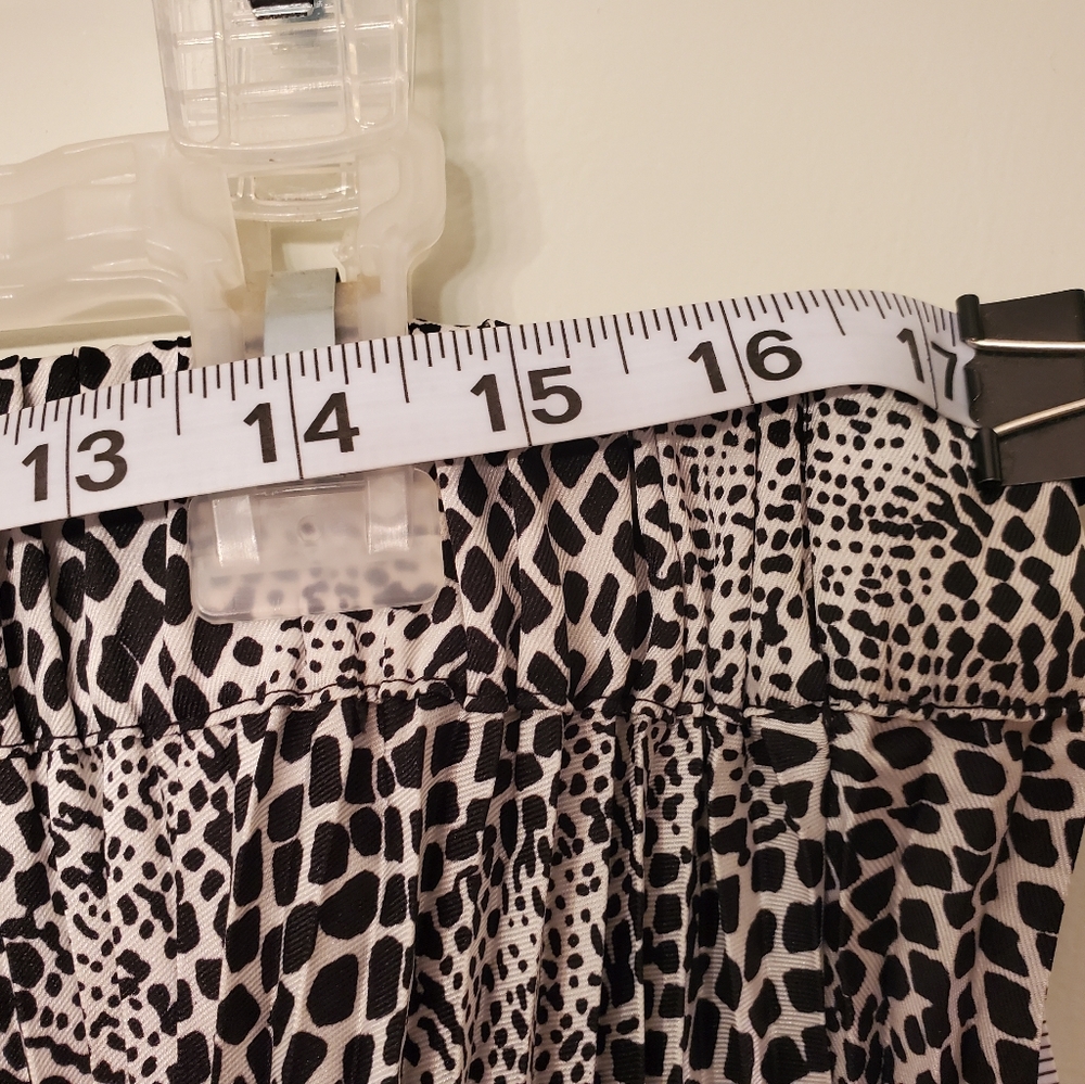 Lane Bryant accordion size 14/16 midi skirt in black and white. - Picture 5 of 8